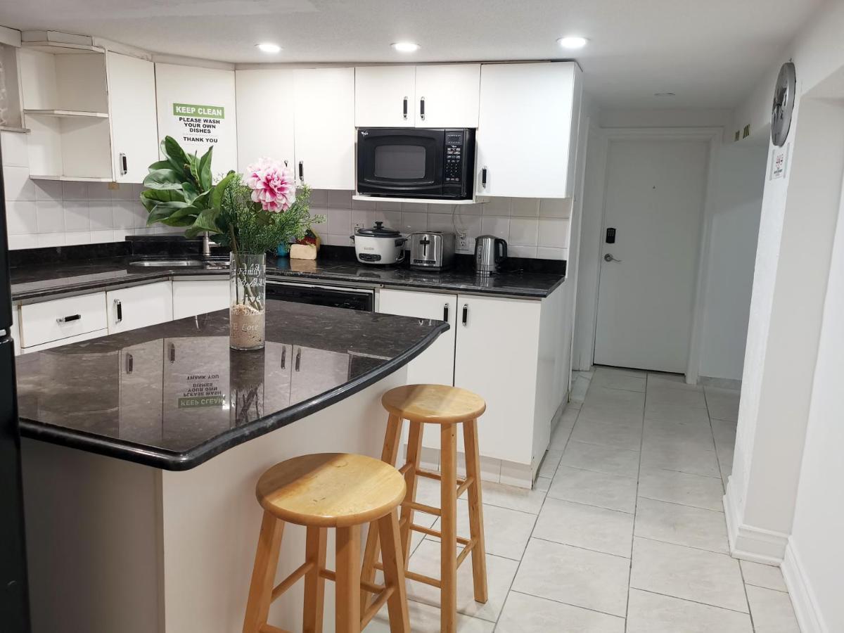 Tidy Private Rooms With Full Kitchen 토론토 외부 사진